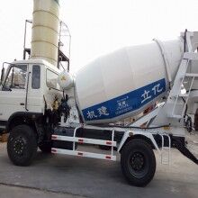 河南攪拌罐車生產(chǎn)廠家，億立實業(yè)4m3混凝土罐車專賣